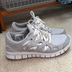 Men’s Nike Free Run 2
Size 6, women’s 7.5